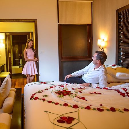 Coco Bodu Hithi - 50 Percent Off Shared Roundtrip Speedboat For Stays From 1 May To September 2025 Esterno foto A couple in a hotel room