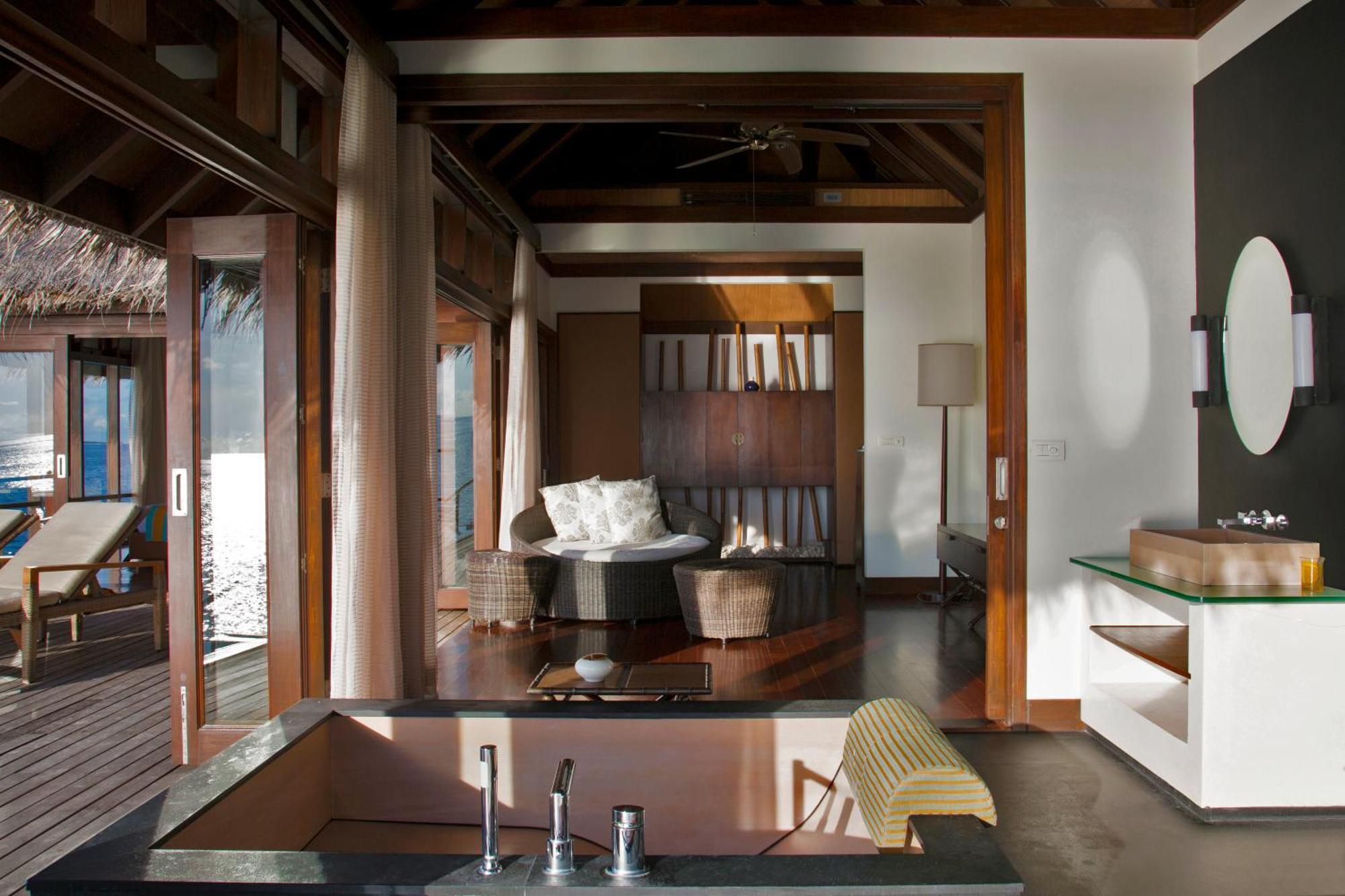 Coco Bodu Hithi - 50 Percent Off Shared Roundtrip Speedboat For Stays From 1 May To September 2025 Esterno foto Interior of a villa