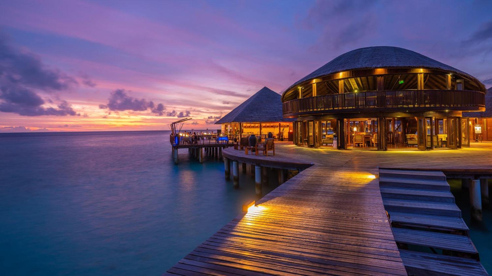 Coco Bodu Hithi - 50 Percent Off Shared Roundtrip Speedboat For Stays From 1 May To September 2025 Esterno foto Sunset at the Bar