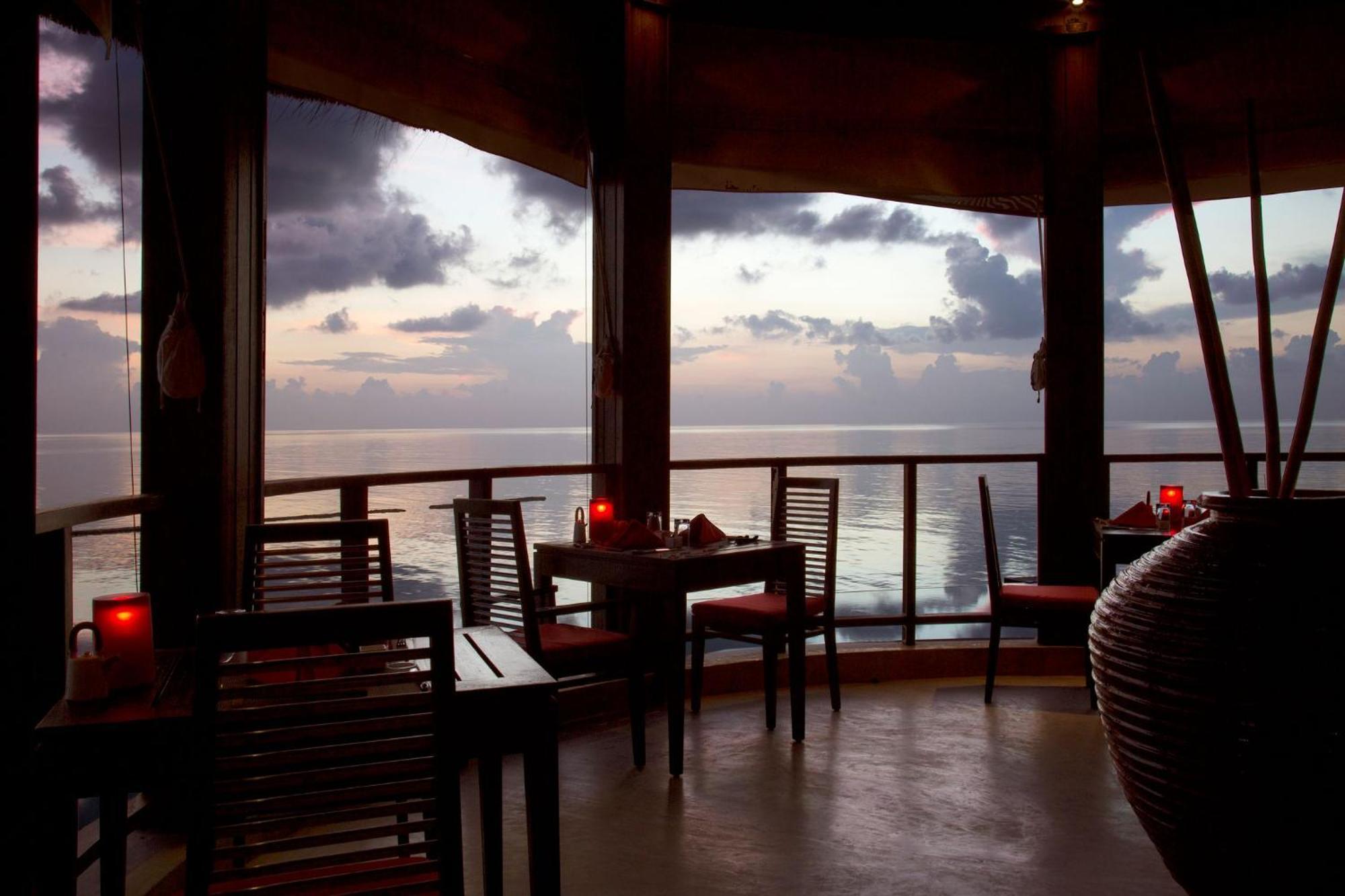 Coco Bodu Hithi - 50 Percent Off Shared Roundtrip Speedboat For Stays From 1 May To September 2025 Esterno foto Sunset at the restaurant