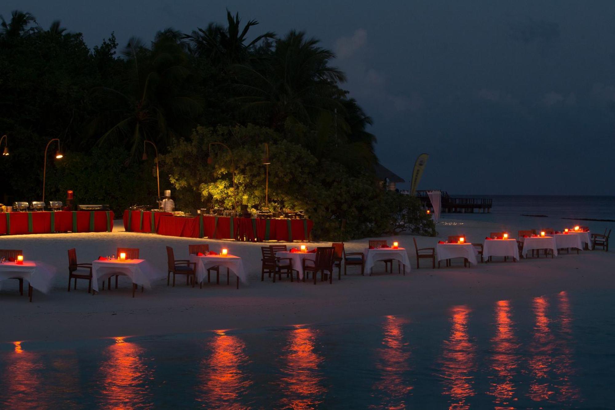 Coco Bodu Hithi - 50 Percent Off Shared Roundtrip Speedboat For Stays From 1 May To September 2025 Esterno foto A beachside restaurant at night