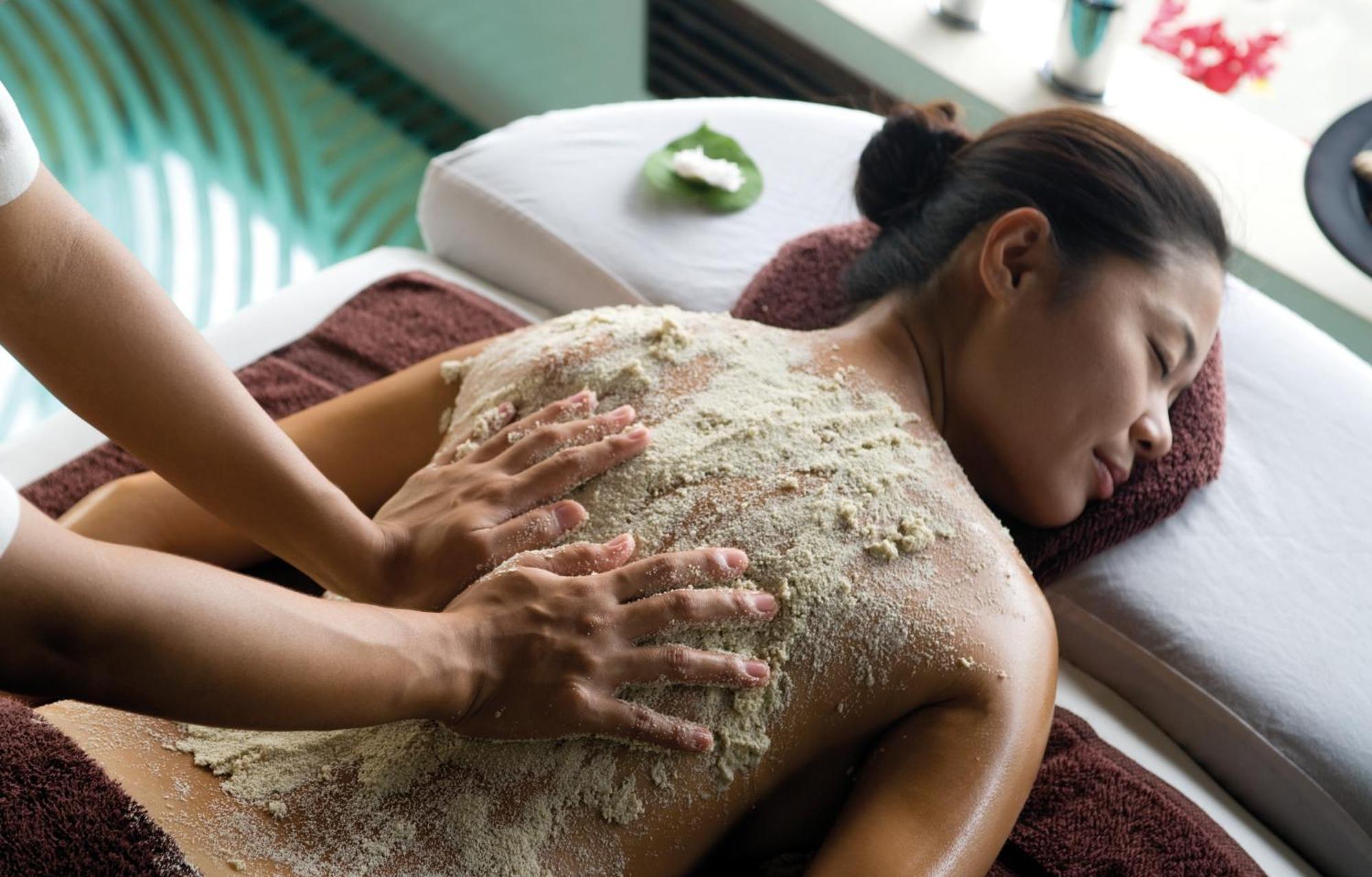 Coco Bodu Hithi - 50 Percent Off Shared Roundtrip Speedboat For Stays From 1 May To September 2025 Esterno foto A woman receiving a salt scrub treatment