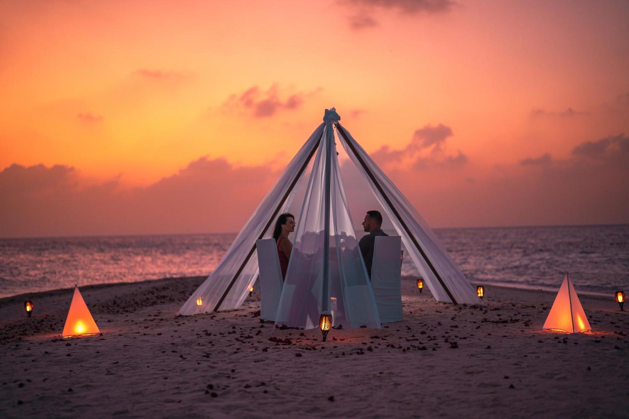 Coco Bodu Hithi - 50 Percent Off Shared Roundtrip Speedboat For Stays From 1 May To September 2025 Esterno foto Sunset dinner at the beach