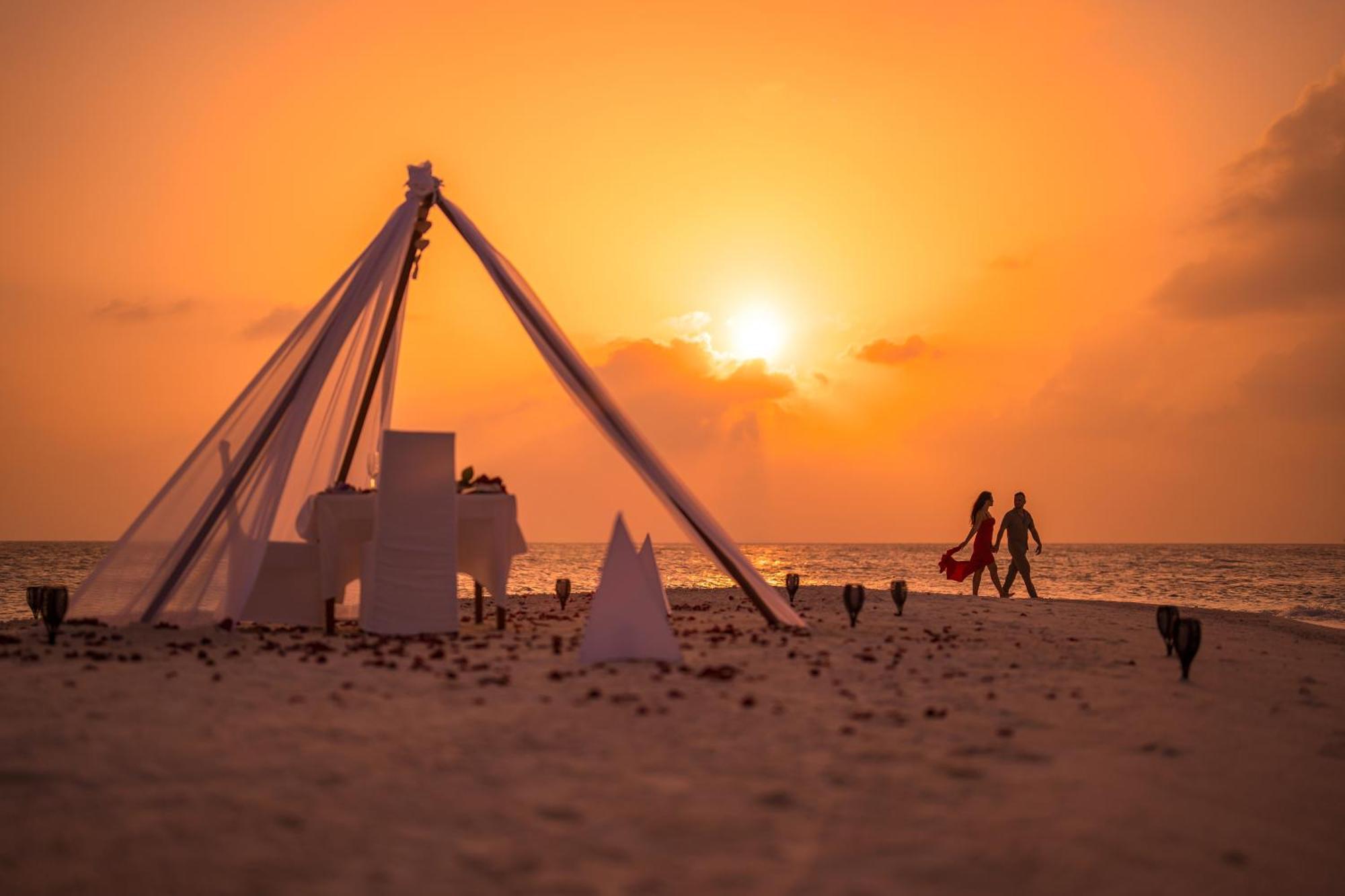 Coco Bodu Hithi - 50 Percent Off Shared Roundtrip Speedboat For Stays From 1 May To September 2025 Esterno foto Sunset at the beach