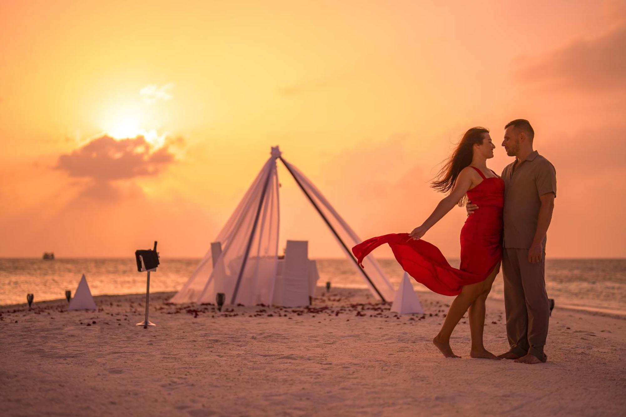 Coco Bodu Hithi - 50 Percent Off Shared Roundtrip Speedboat For Stays From 1 May To September 2025 Esterno foto Sunset at the beach