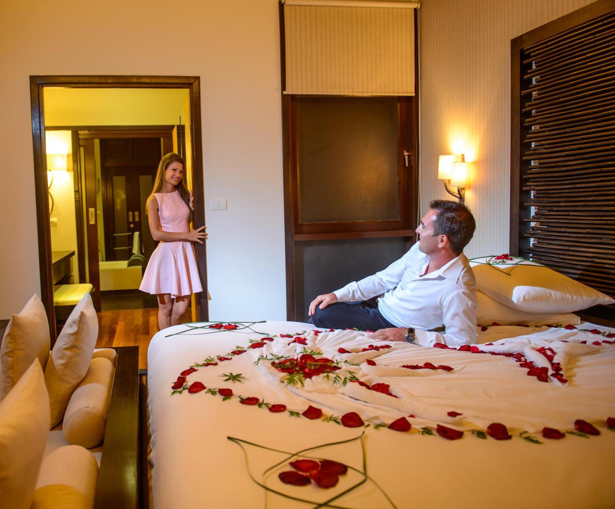 Coco Bodu Hithi - 50 Percent Off Shared Roundtrip Speedboat For Stays From 1 May To September 2025 Esterno foto A couple in a hotel room