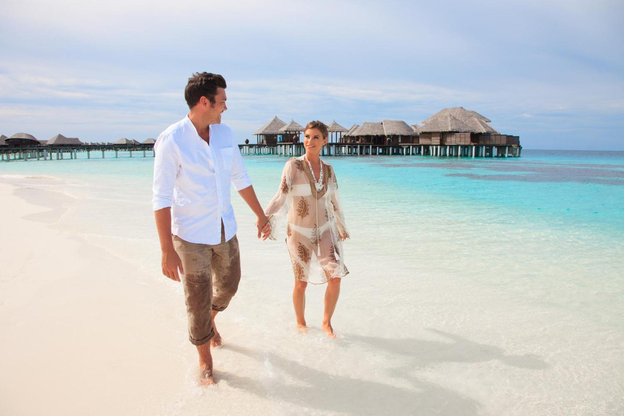 Coco Bodu Hithi - 50 Percent Off Shared Roundtrip Speedboat For Stays From 1 May To September 2025 Esterno foto A couple on a beach