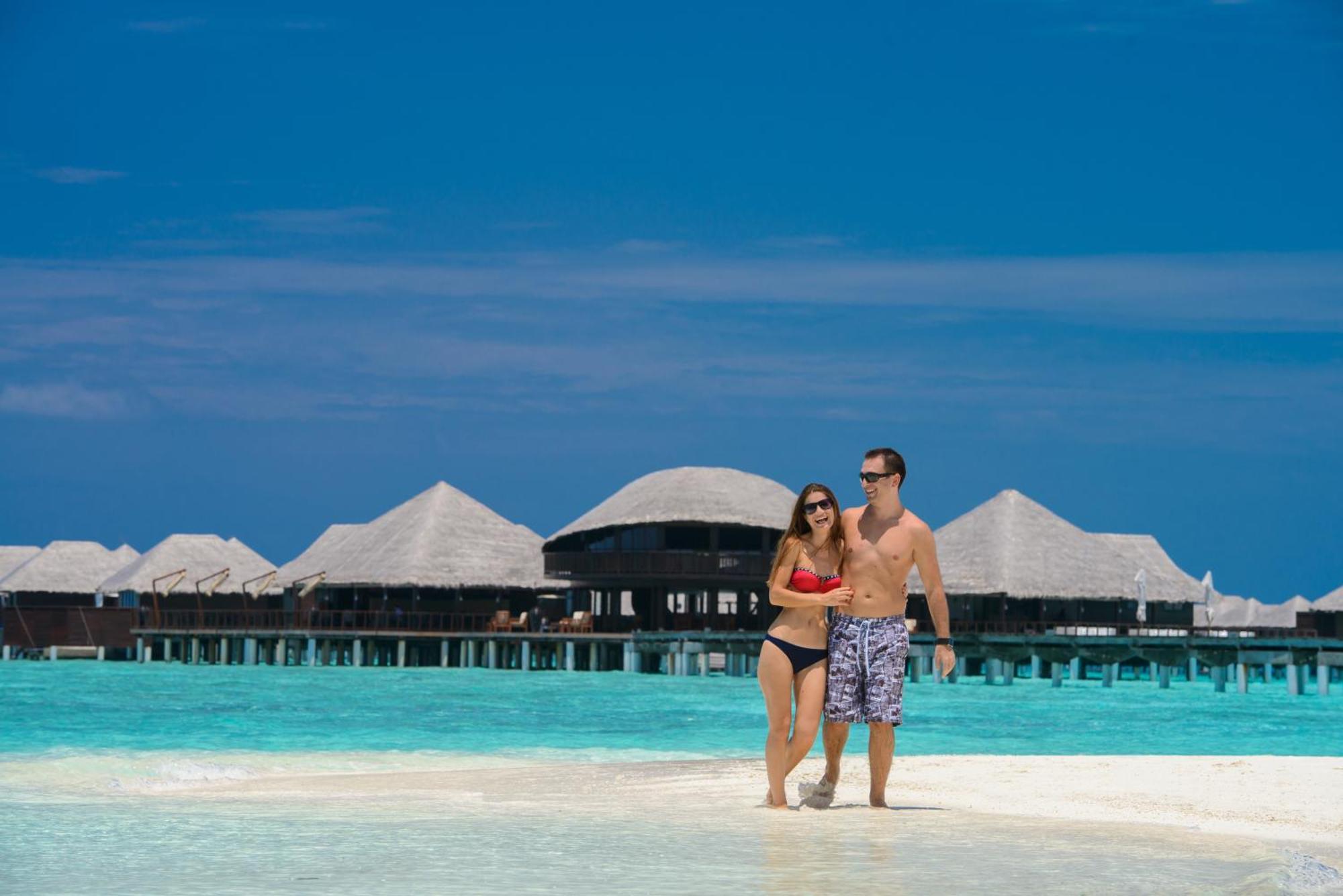 Coco Bodu Hithi - 50 Percent Off Shared Roundtrip Speedboat For Stays From 1 May To September 2025 Esterno foto A couple on a beach in Maldives
