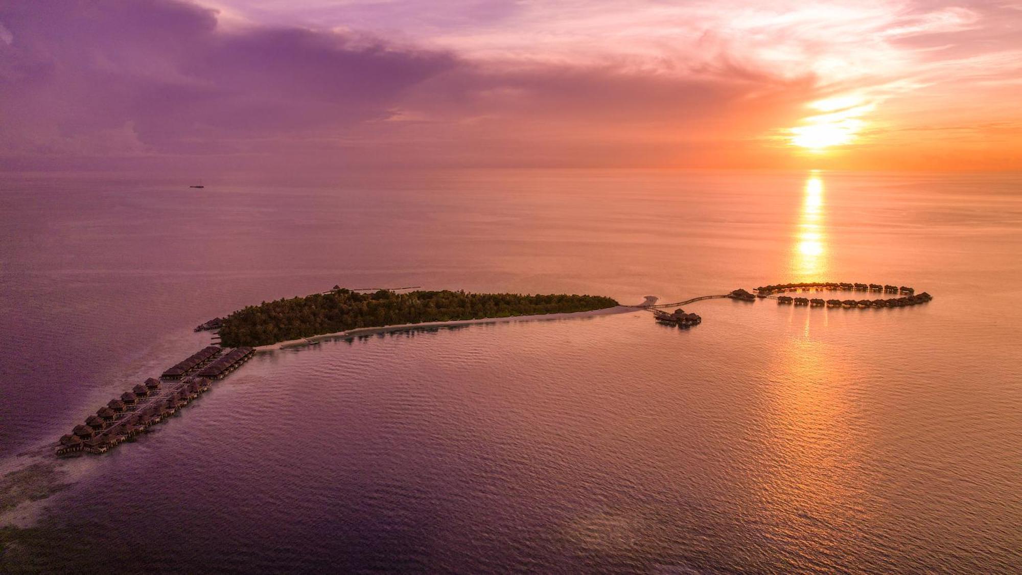 Coco Bodu Hithi - 50 Percent Off Shared Roundtrip Speedboat For Stays From 1 May To September 2025 Esterno foto Sunset over the islands