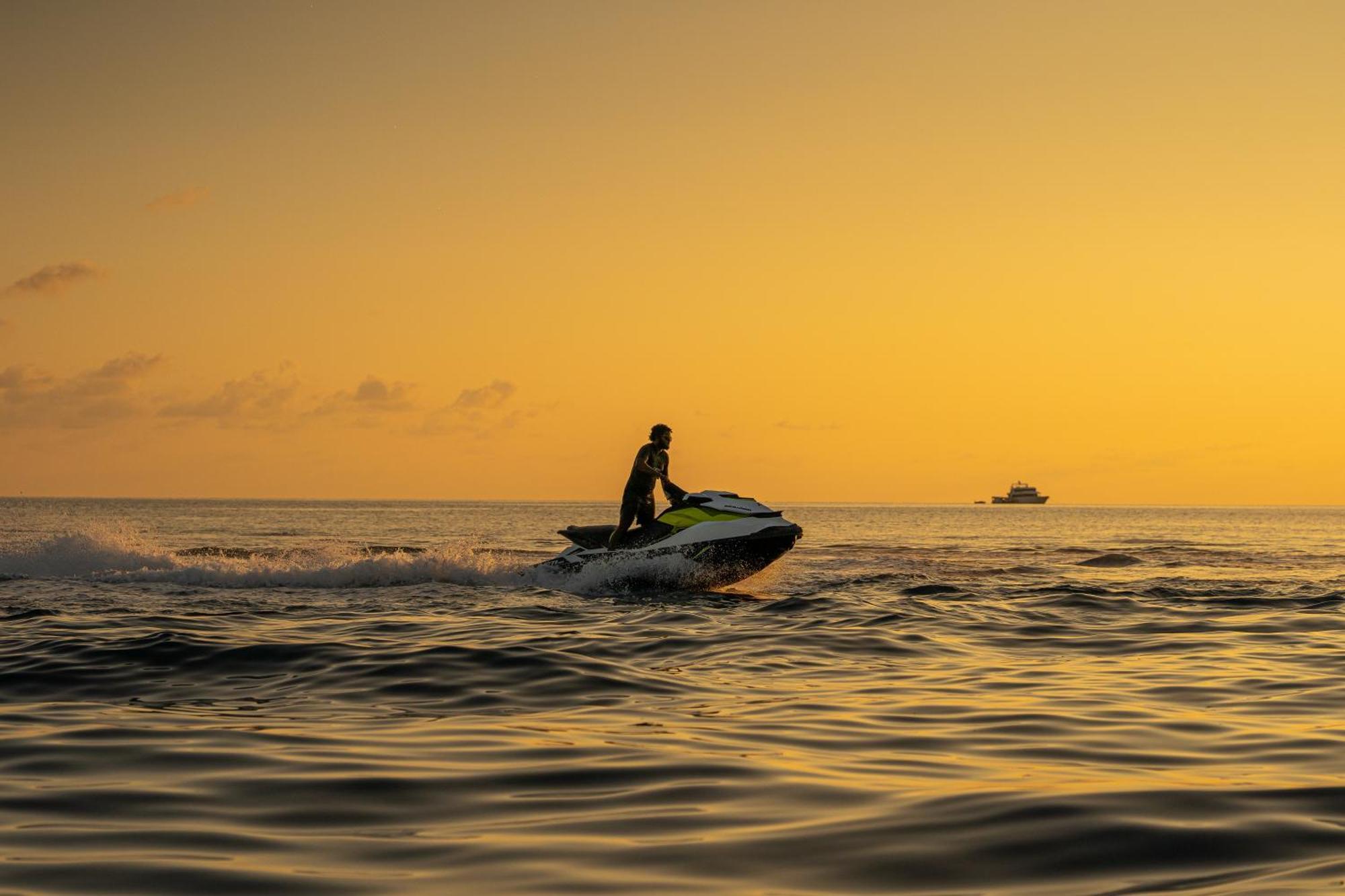 Coco Bodu Hithi - 50 Percent Off Shared Roundtrip Speedboat For Stays From 1 May To September 2025 Esterno foto Jet skiing at sunset
