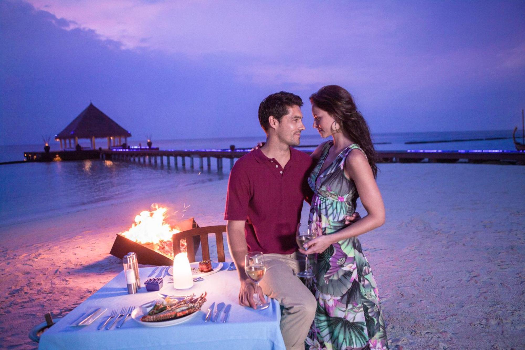 Coco Bodu Hithi - 50 Percent Off Shared Roundtrip Speedboat For Stays From 1 May To September 2025 Esterno foto A couple at a beach resort